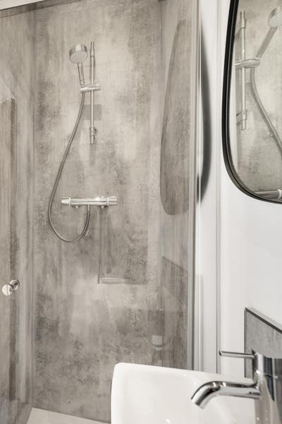 Large Double en-Suite in central location Main Photo