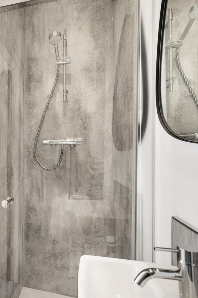 Large Double en-Suite in central location Main Photo