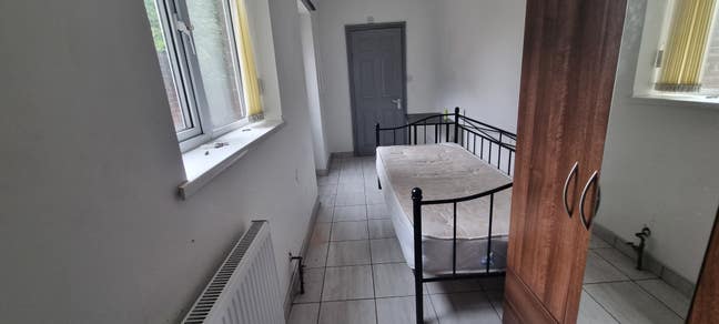 En-Suite Near Russell Hall Hospital  Main Photo