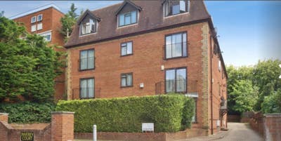  Spacious double bedroom and private ensuite Main Photo