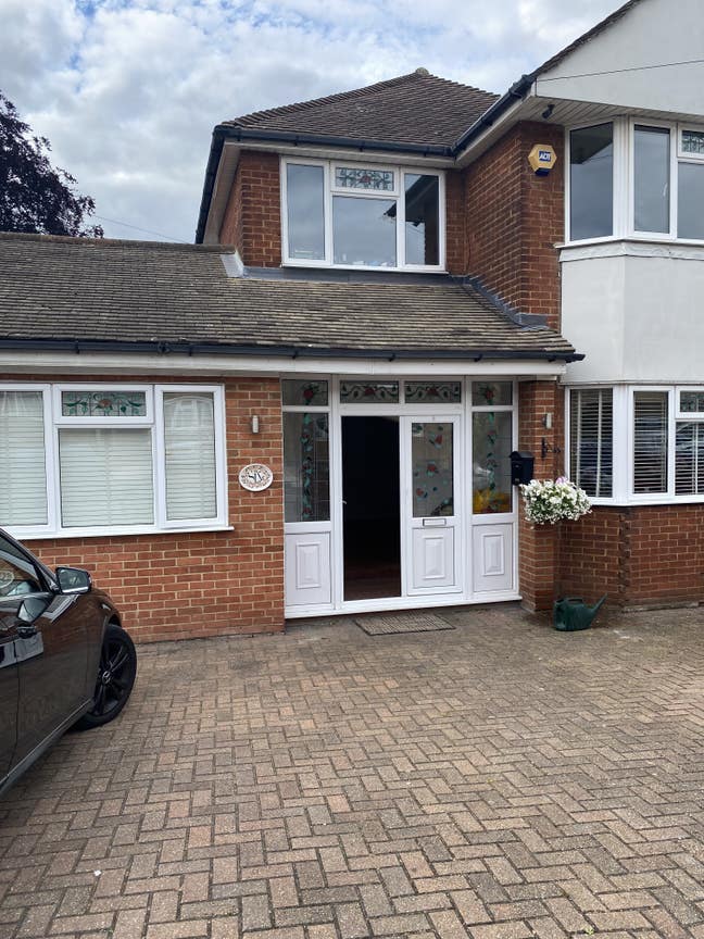 Studio Flat 20 Minute Commute London Main Photo