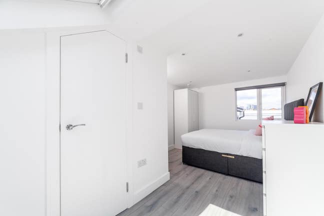 Elegant Ensuite Room – Prime Spot Main Photo