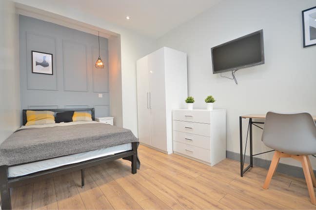 Semi-en-suite room Main Photo