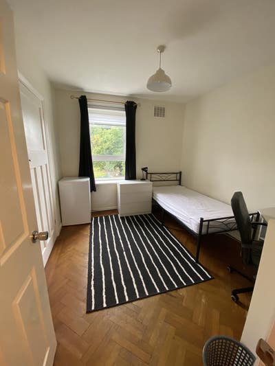 Spacious Single Bedroom in central Greenwich    Main Photo