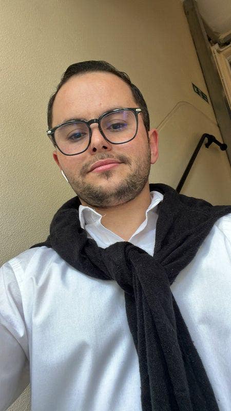 I am a professional male aged 31. I am lookin... Main Photo