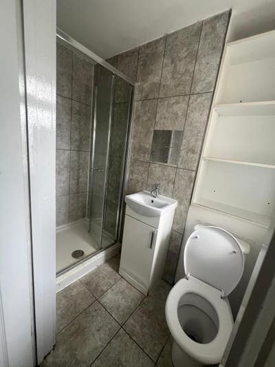 Studio  Flat  in  Uxbridge  UB8 Main Photo