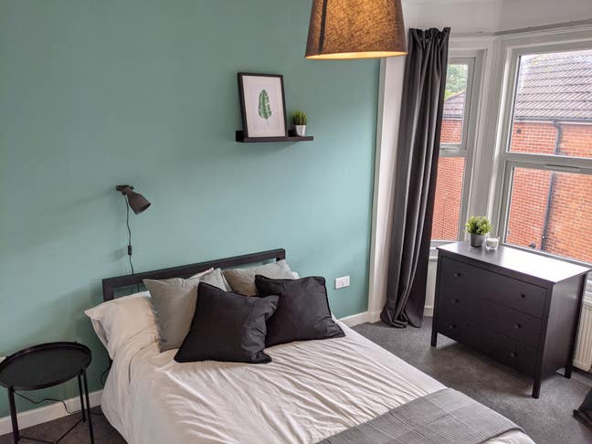 1 Bedroom flat - Newly Renovated & Furnished Main Photo