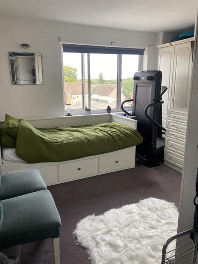 Bedroom available 2 minutes’ walk from GX station. Main Photo