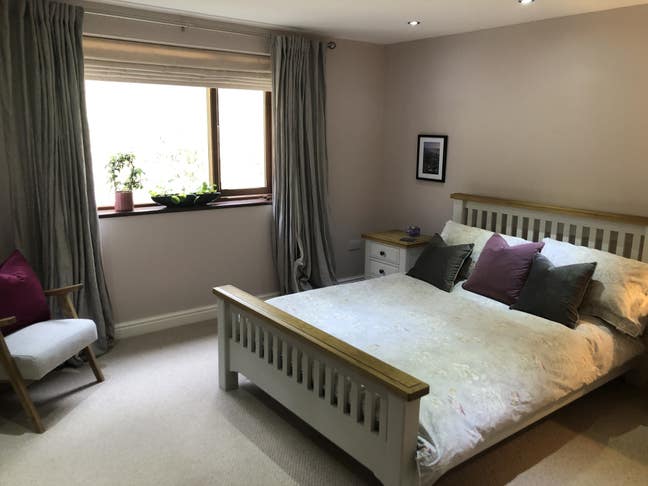 Ensuite room with small lounge/office  Main Photo