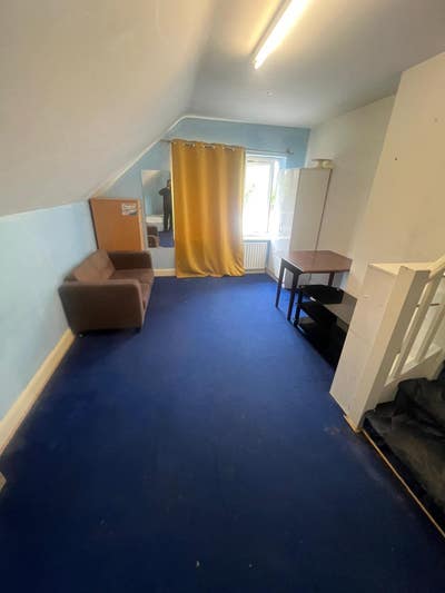 Double room in high street including Bills  Main Photo