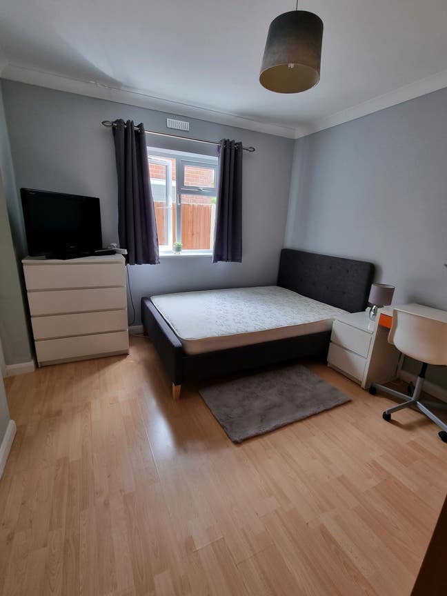 Room,Ensuite, SKY TV/Netflix, Mon- Friday  Main Photo