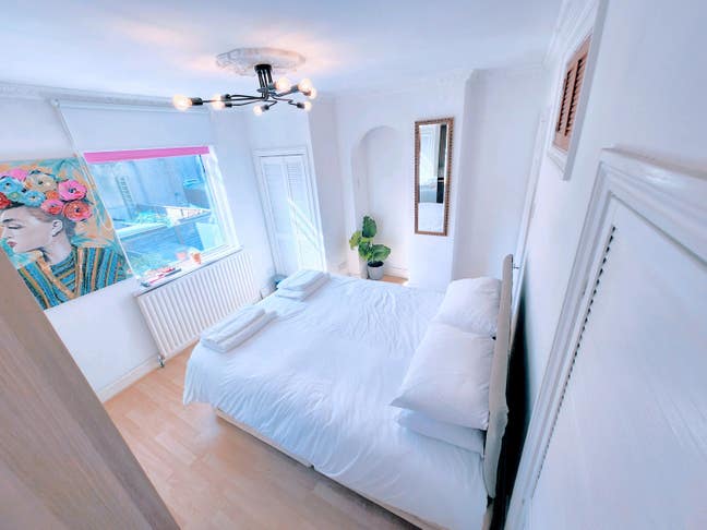 Large Airy Central Double Room Main Photo