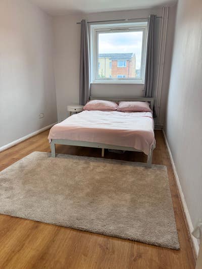Double bedroom to let Main Photo