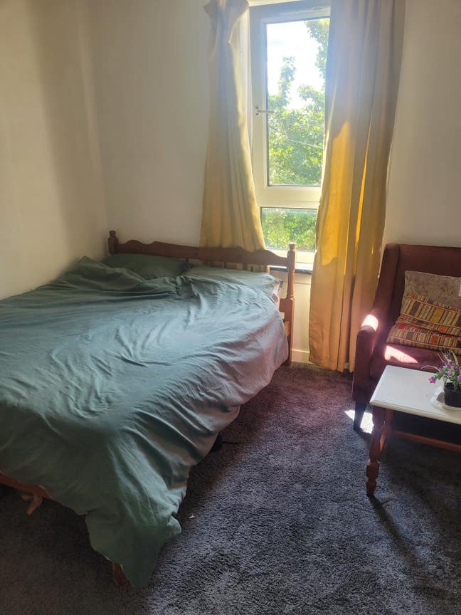 Sunny room with  abig windows and pleasant outlook Main Photo