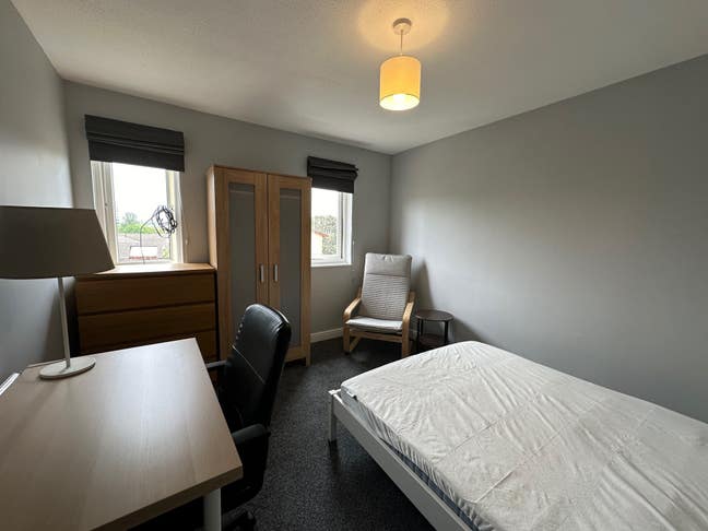 1645 Large room in friendly house for one person Main Photo