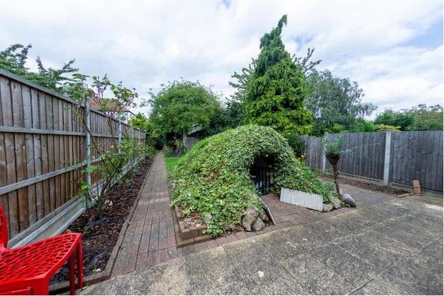 Double Bedroom minutes from  Central Line Main Photo