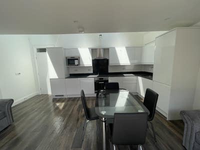 Luxury 3 Bed Garden Flat All with Ensuites Croydon Main Photo