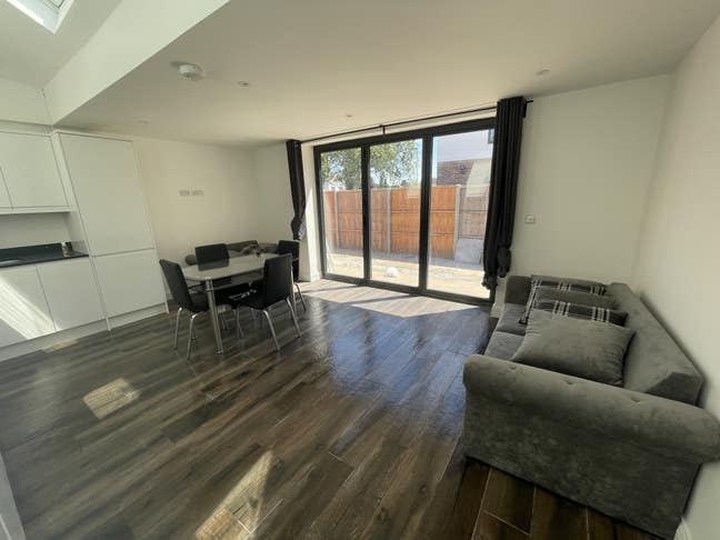 Luxury 3 Bed Garden Flat All with Ensuites Croydon Main Photo