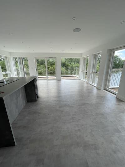 Beautiful room available on the lake Main Photo