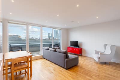 2 BED 2 BATH - 10 min walk to Canary Wharf Main Photo