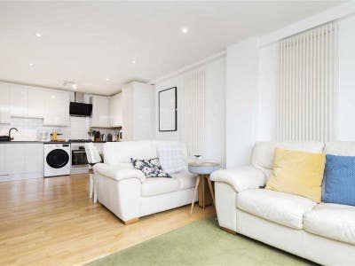 Large En-Suite Room available short term Main Photo