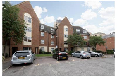 A double room available near tube, Bills Inc.  Main Photo