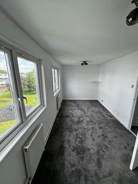 Room in Spacious Property in Sutton Main Photo