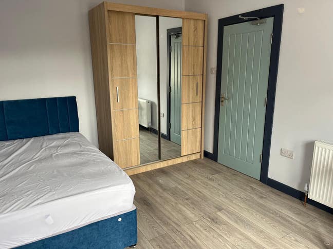Spacious 4 bedroom shared house Main Photo