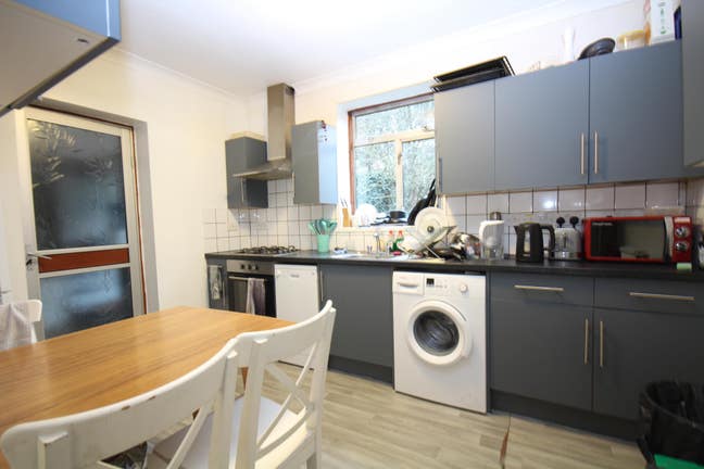 Great Large Room Available 12/01- Great Location!! Main Photo