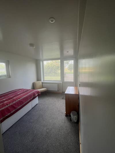 Single en suite room to rent with shared kitchen  Main Photo