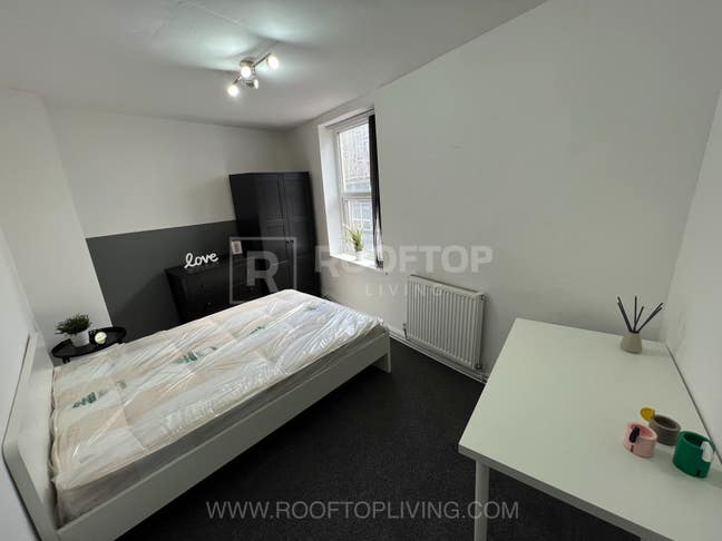1 Room Available Opposite the Uni - Bills Inc Main Photo