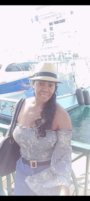 Hi , I'm single professional looking for a do... Main Photo