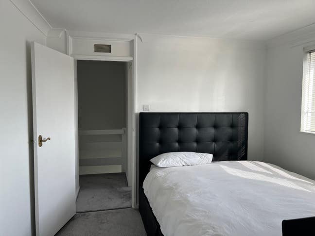 Double room to rent female Main Photo