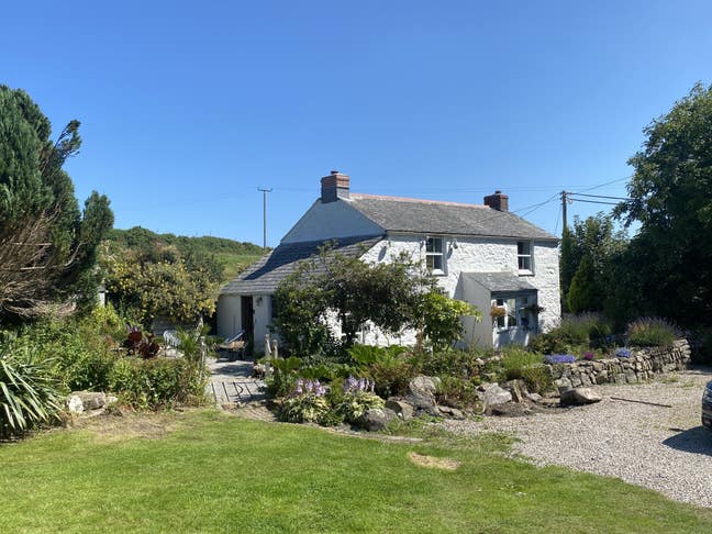 Small single room (double bed) with field view Main Photo