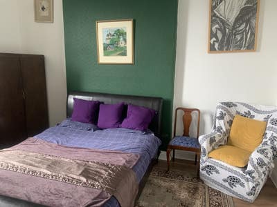 Bright King size bed, Victorian house large room. Main Photo