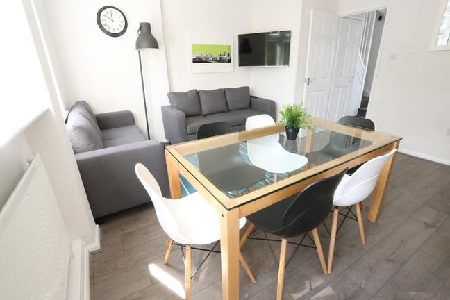 ** Canary Wharf ** Lovely Double Room  Main Photo