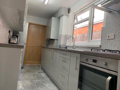Gorgeous Room Central Location Temp or Long Stay Main Photo