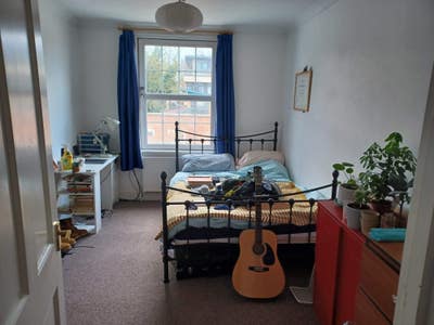 Unfurnished double room in friendly house share Main Photo
