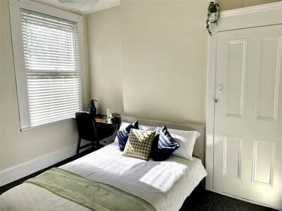 Cosy Double Bedroom  Main Photo