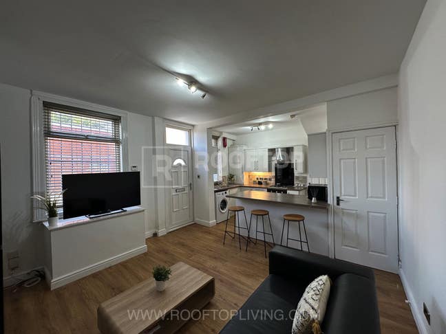 Bills Included - Luxurious Room Near University Main Photo