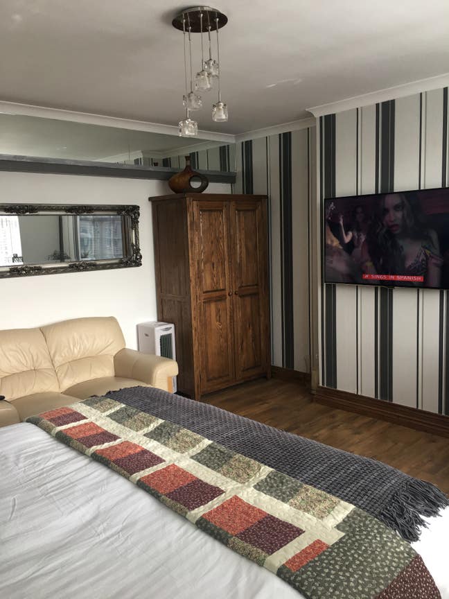 Large Beautiful Room  Bill Included  Main Photo