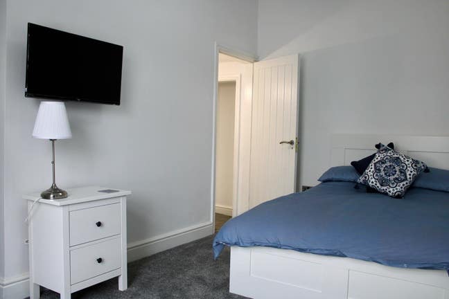Highfield house - 4 bedroom 2 bathroom  Main Photo