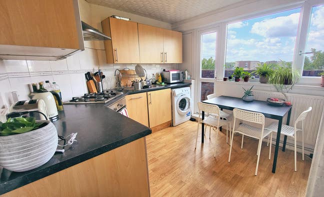 Large Double for a short Let in Mile End Main Photo