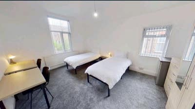 Single/Twin Rooms - in great locaiton Salford Main Photo
