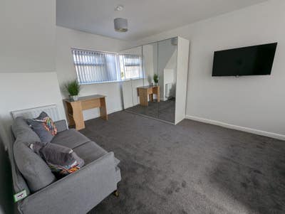Super nice very large room with ensuite EV Charger Main Photo