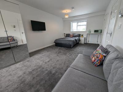 Super nice very large room with ensuite EV Charger Main Photo