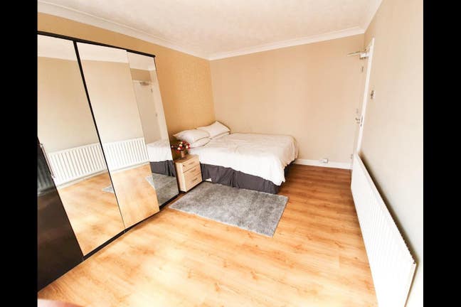 Huge Double Room  Main Photo