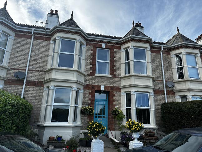 Lovely studio flat with private entrance & garden Main Photo