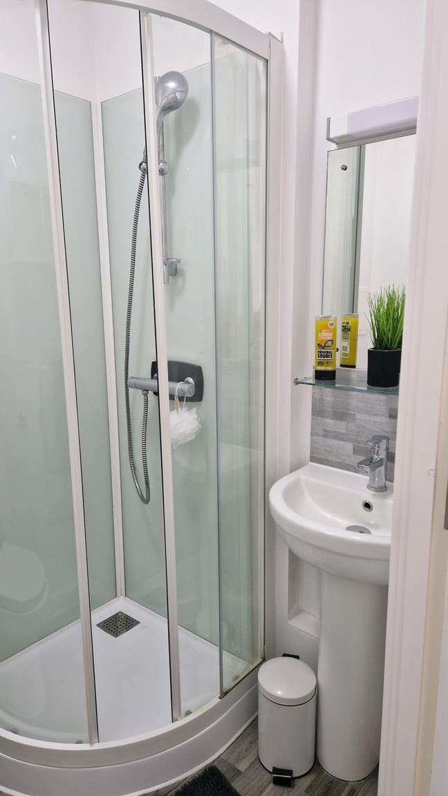 Clean and Modern Double Ensuite in Gillingham!! Main Photo
