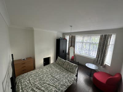 Epsom Double Room in quiet loc, close to amenities Main Photo